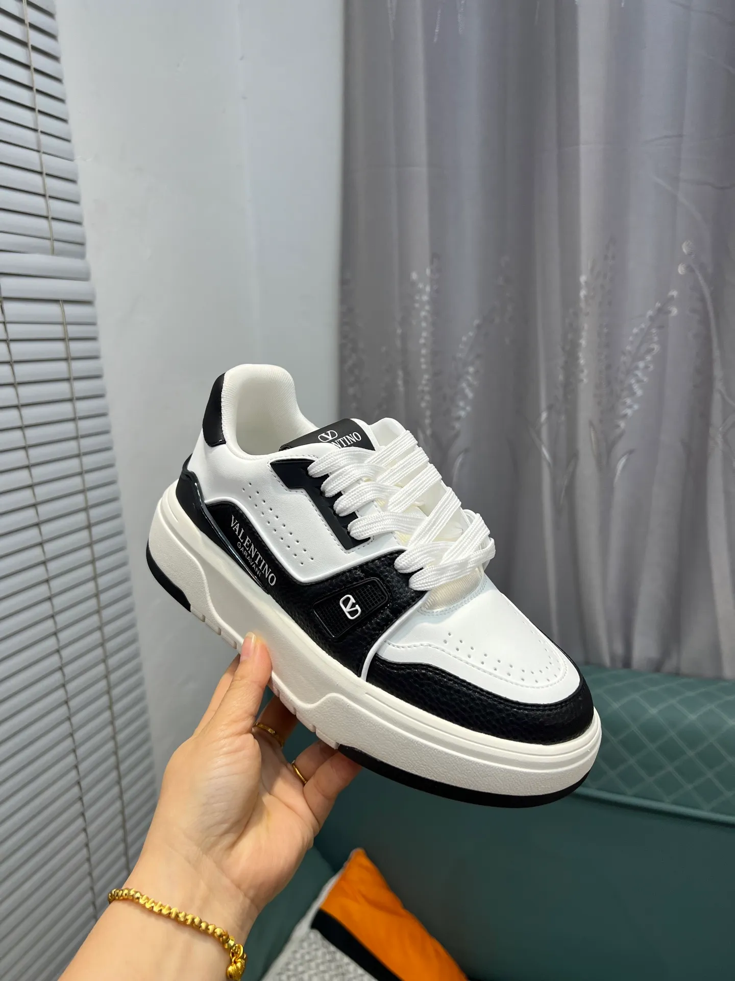Men's men's shoes 💰660 𝑽𝒂𝒍𝒆𝒏𝒕𝒊𝒏𝒐 Valentino 𝑶𝒏𝒆𝑺𝒕𝒖𝒅 Couple's sneaker series Valentino 2025 latest couple's sneakers, celebrity style, hot sale. The original ZP was purchased and dismantled. Repeated pattern making and modification. I strive to restore the original version 1:1! Top luxury masterpiece, soft and comfortable, combining fashion and leisure, bringing excellent elegant texture and excellent on-foot comfort. Top purchase version upper: imported calfskin surface/original oil edge craftsmanship. Inner: water-dyed cowhide lining. Outsole: original development 𝐓𝐏𝐔 two-color combination outsole. Packaging: original configuration complete package. Code number: 35-44 yards. 34.45 can be customized. Can be customized (self-labeled-no label) order.